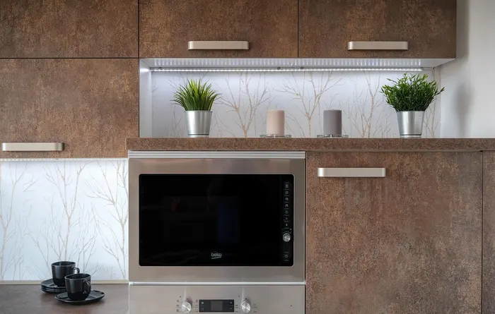 Instal·la tu mateix una llum LED sota els mobles de cuina - Esteve Estudi Cuina i Bany - Sabadell