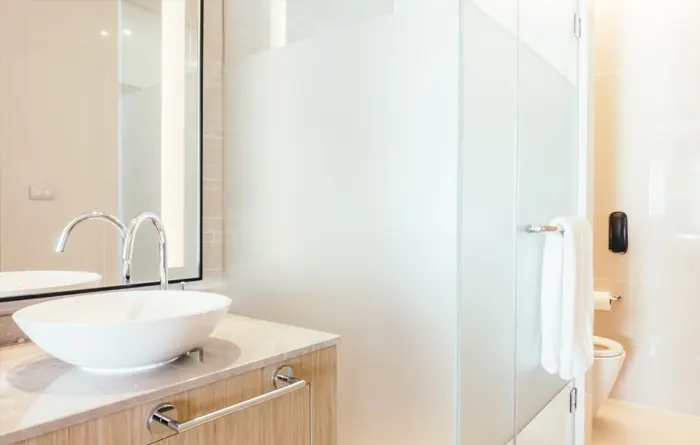 Il·luminació intel·ligent en banys: escenes, sensors i estalvi energètic - Esteve Estudi Cuina i Bany - Sabadell