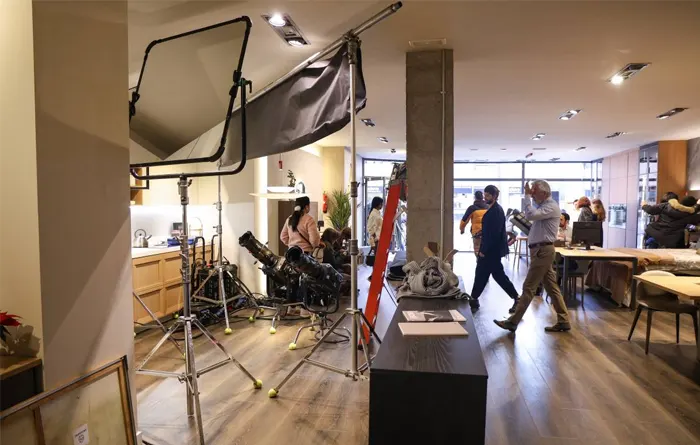 Estevecuines com a escenari d'un espot publicitari internacional - Esteve Estudi Cuina i Bany - Sabadell Estevecuines com a escenari d'un espot publicitari internacional - Esteve Estudi Cuina i Bany - Sabadell