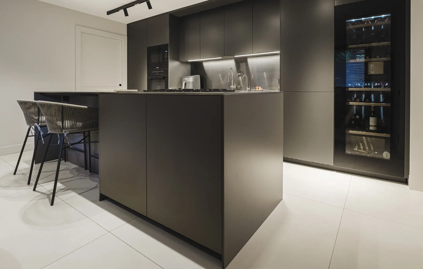 Cocina lineal de estética contemporánea - Barcelona